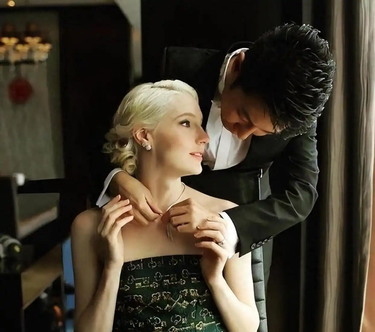 撒贝宁老婆图片大全_撒贝宁个人魅力分析_撒贝宁妻子机场