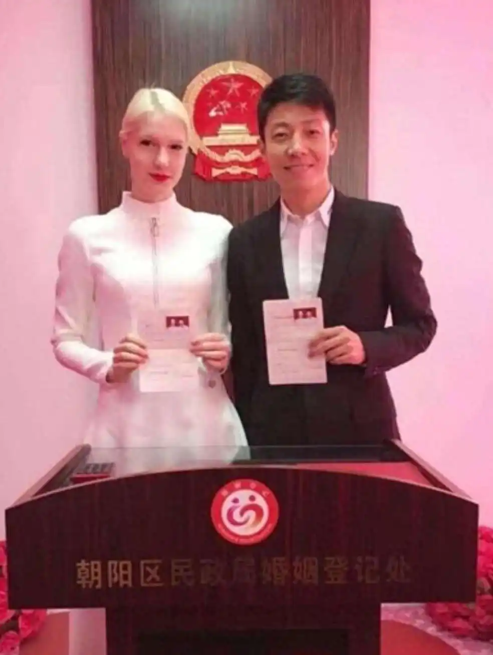 撒贝宁妻子机场_撒贝宁个人魅力分析_撒贝宁老婆图片大全