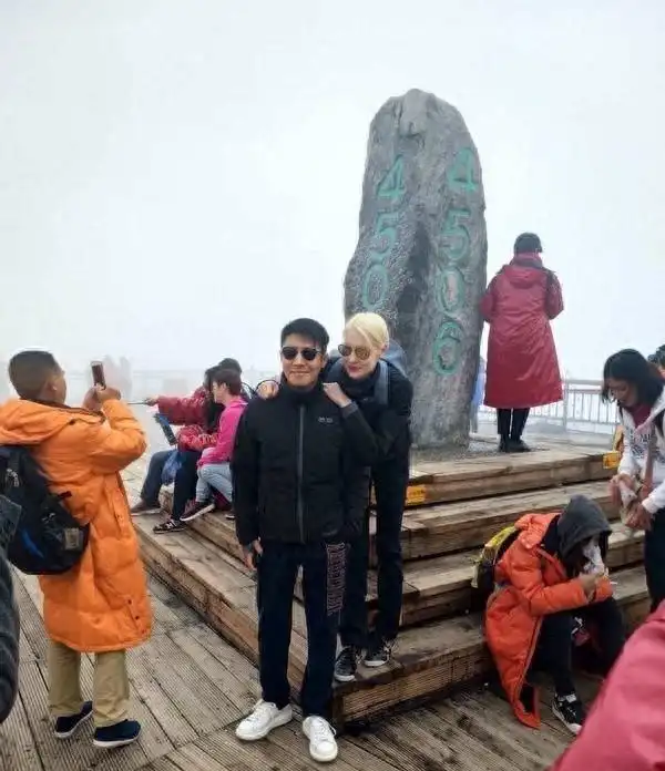 撒贝宁妻子机场_撒贝宁老婆图片大全_撒贝宁个人魅力分析