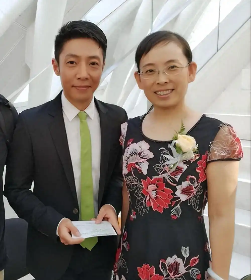 撒贝宁个人魅力分析_撒贝宁妻子机场_撒贝宁老婆图片大全