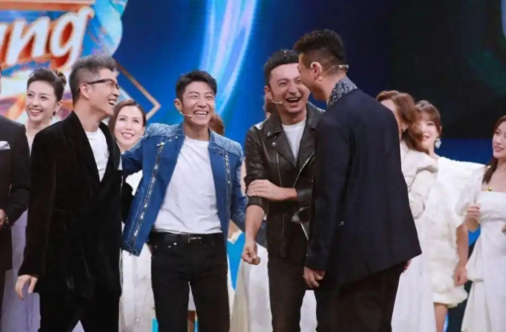 撒贝宁个人魅力分析_撒贝宁妻子机场_撒贝宁老婆图片大全