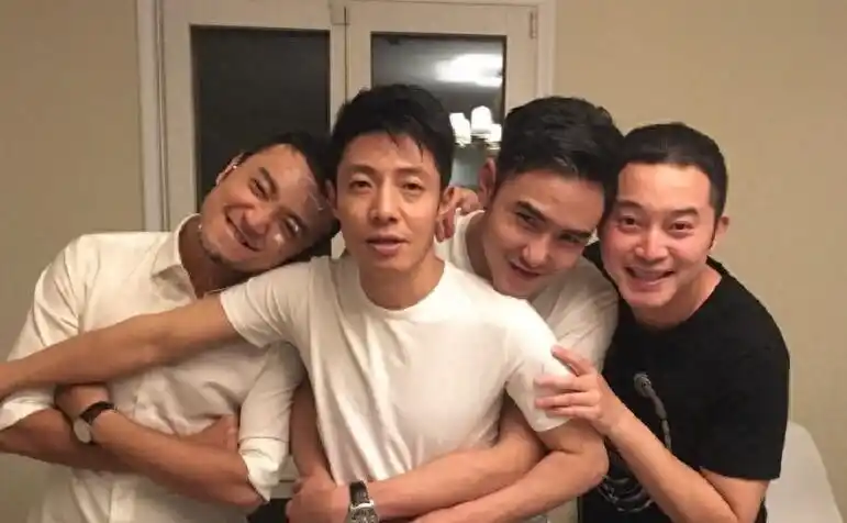 撒贝宁妻子机场_撒贝宁个人魅力分析_撒贝宁老婆图片大全