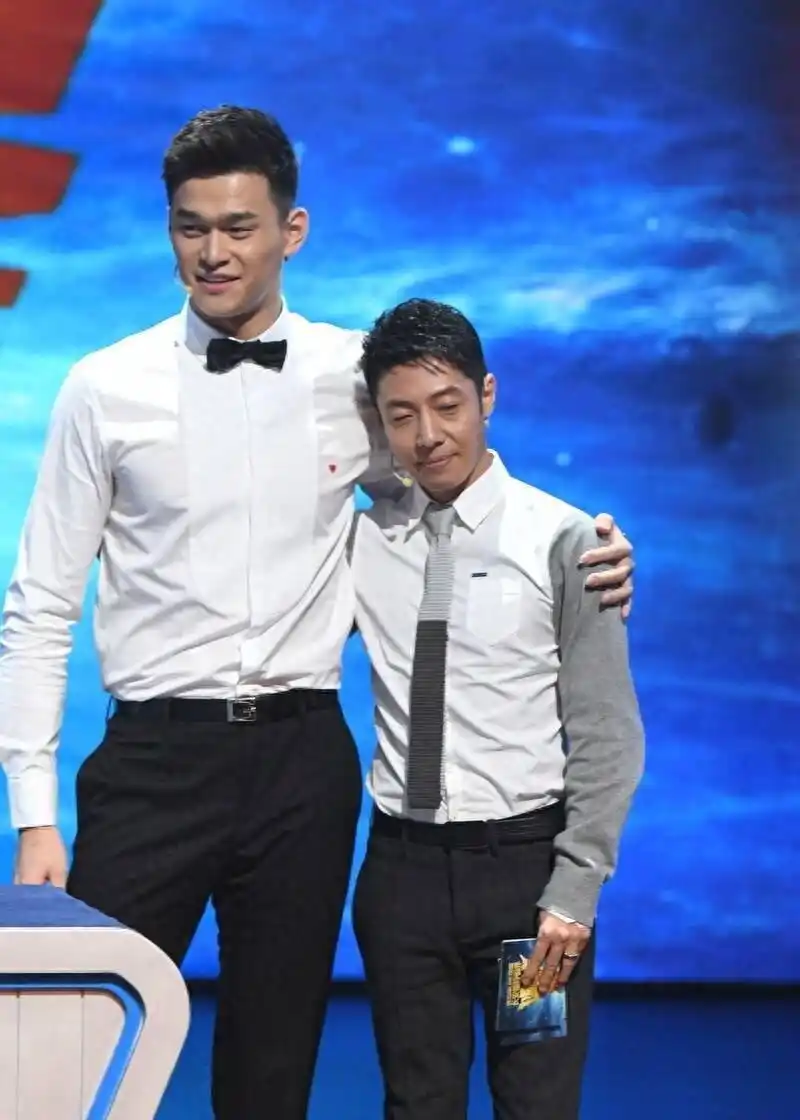 撒贝宁老婆图片大全_撒贝宁个人魅力分析_撒贝宁妻子机场