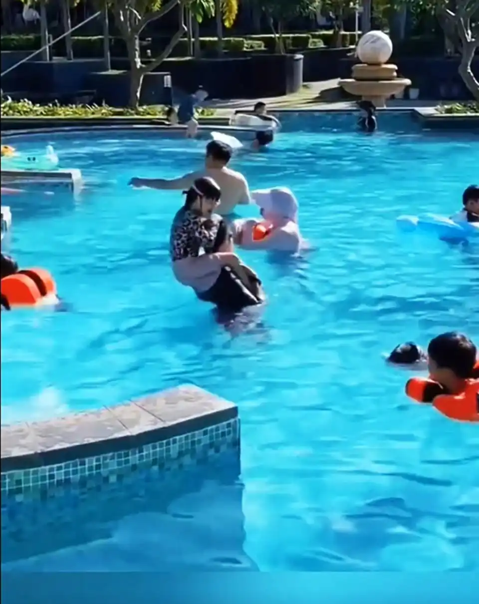 撒贝宁老婆图片大全_撒贝宁一家四口海滩游玩_撒贝宁三亚带娃出游