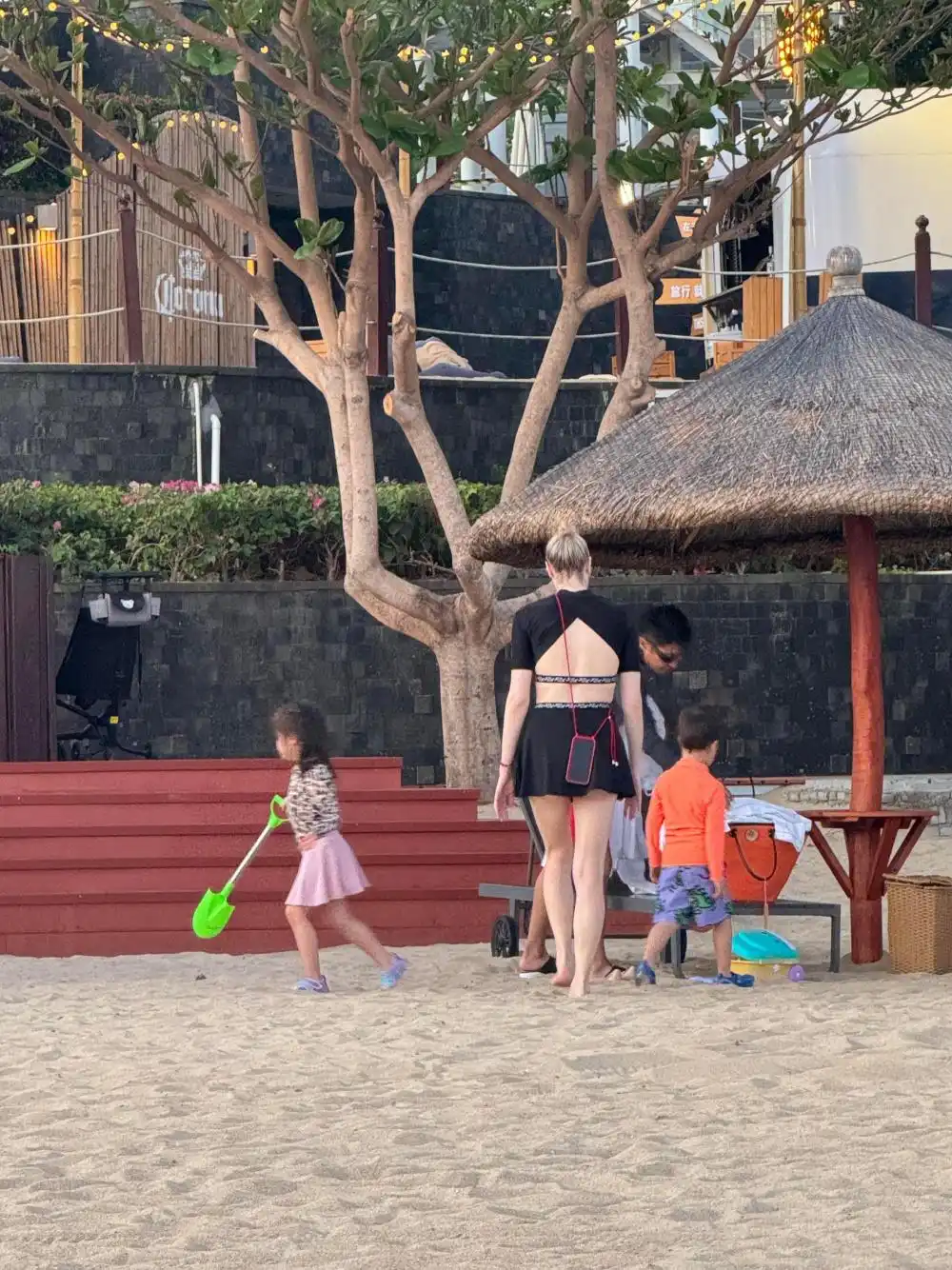 撒贝宁老婆图片大全_撒贝宁一家四口海滩游玩_撒贝宁三亚带娃出游