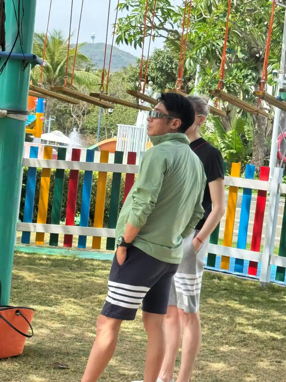 撒贝宁老婆图片大全_撒贝宁一家四口海滩游玩_撒贝宁三亚带娃出游