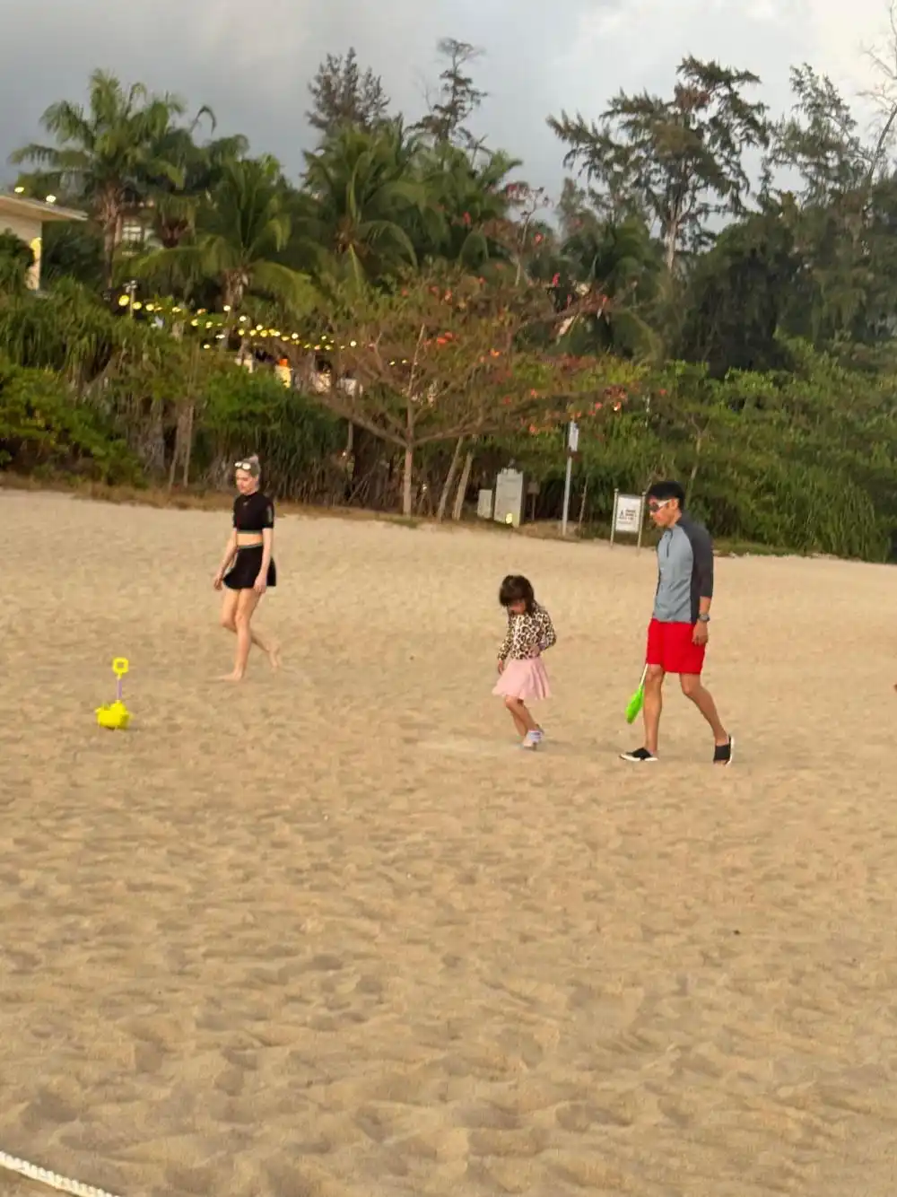 撒贝宁一家四口海滩游玩_撒贝宁老婆图片大全_撒贝宁三亚带娃出游