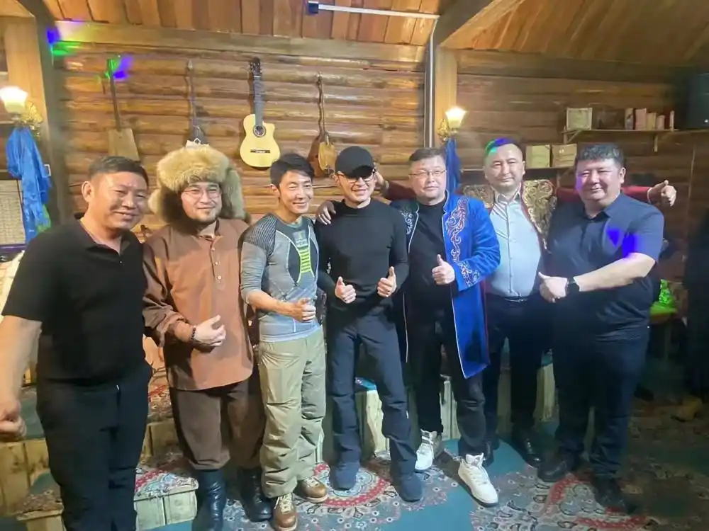 撒贝宁一家四口海滩游玩_撒贝宁三亚带娃出游_撒贝宁老婆图片大全