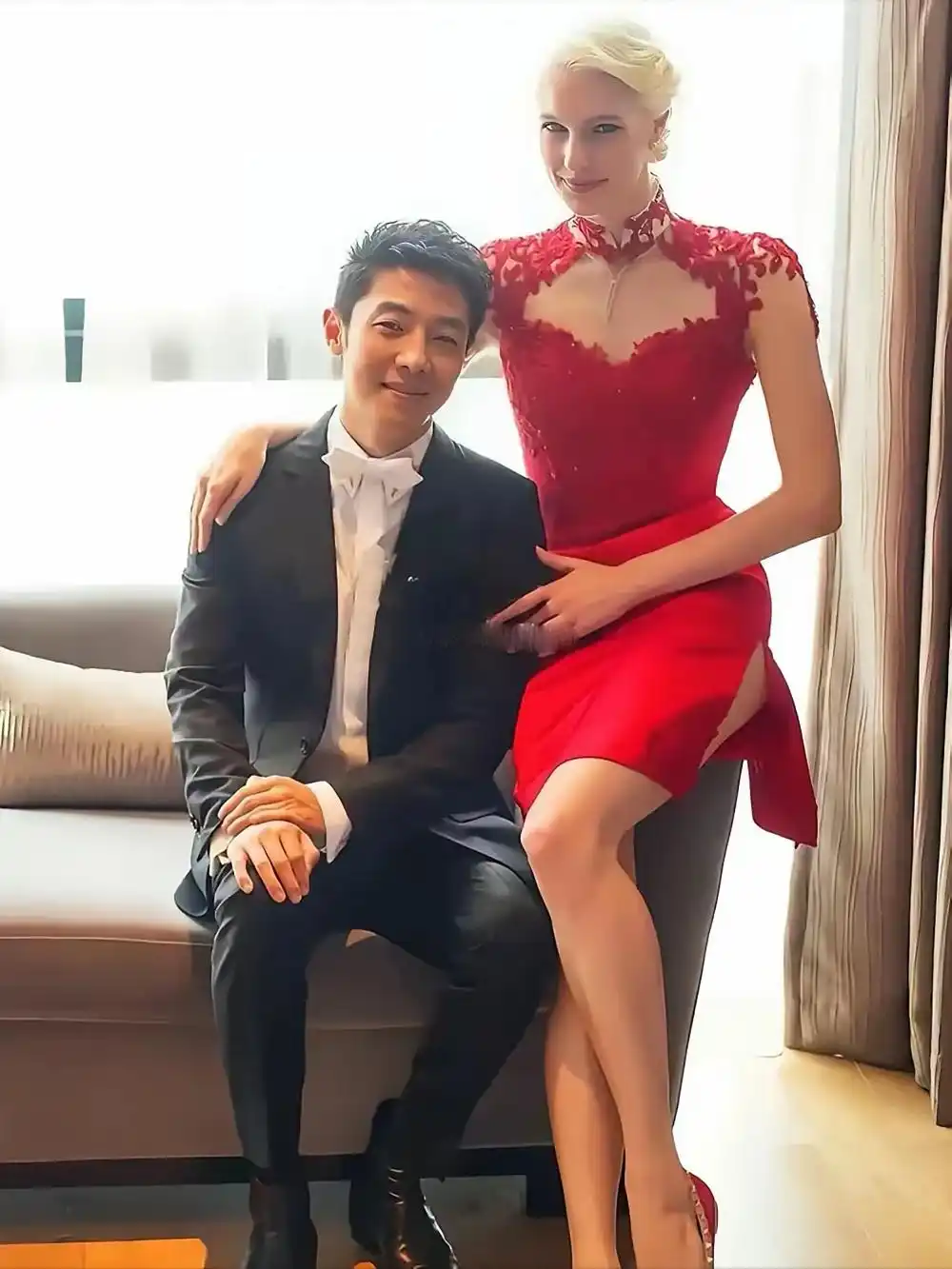 撒贝宁老婆图片大全_撒贝宁三亚带娃出游_撒贝宁一家四口海滩游玩