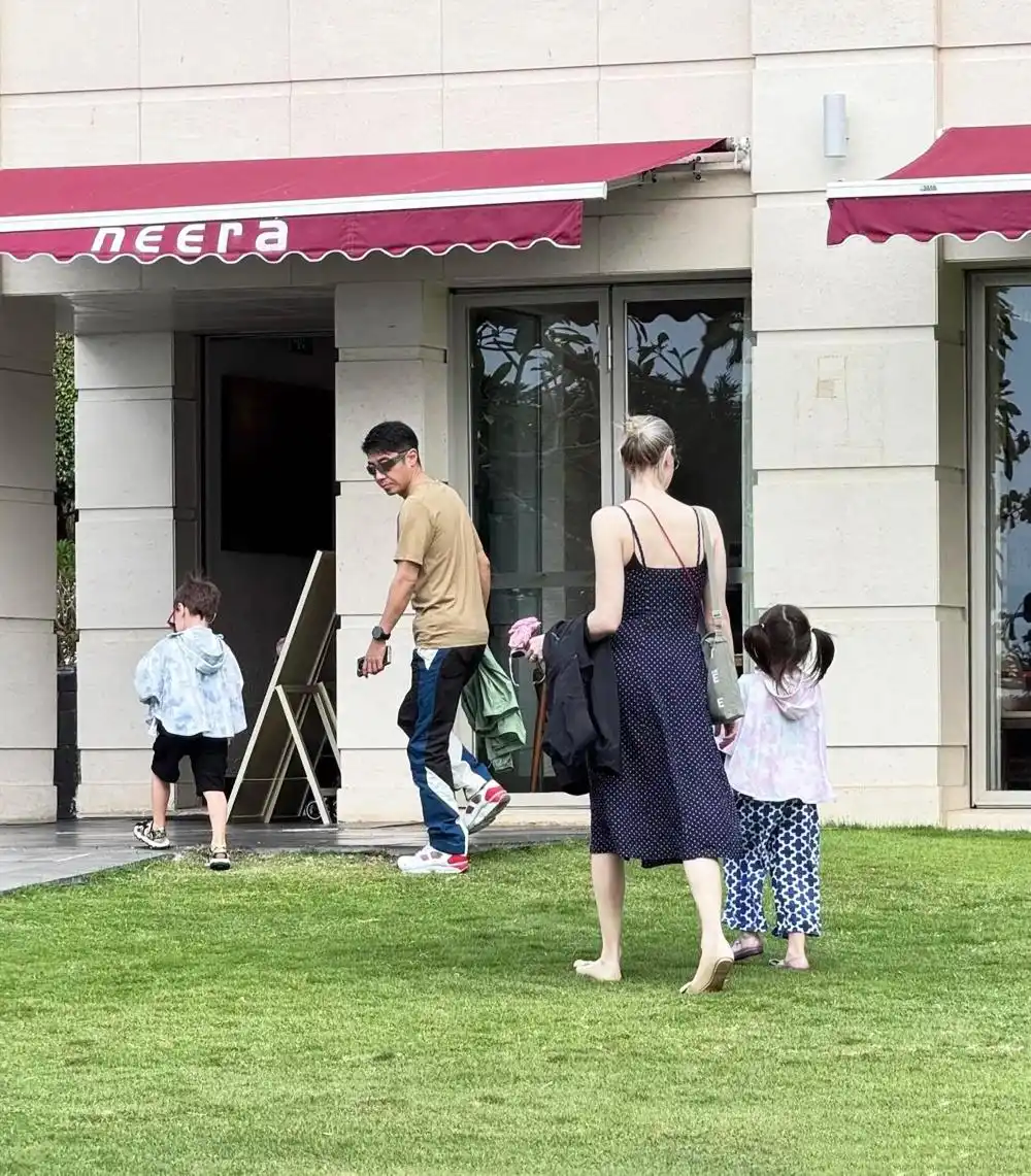 撒贝宁一家四口海滩游玩_撒贝宁老婆图片大全_撒贝宁三亚带娃出游