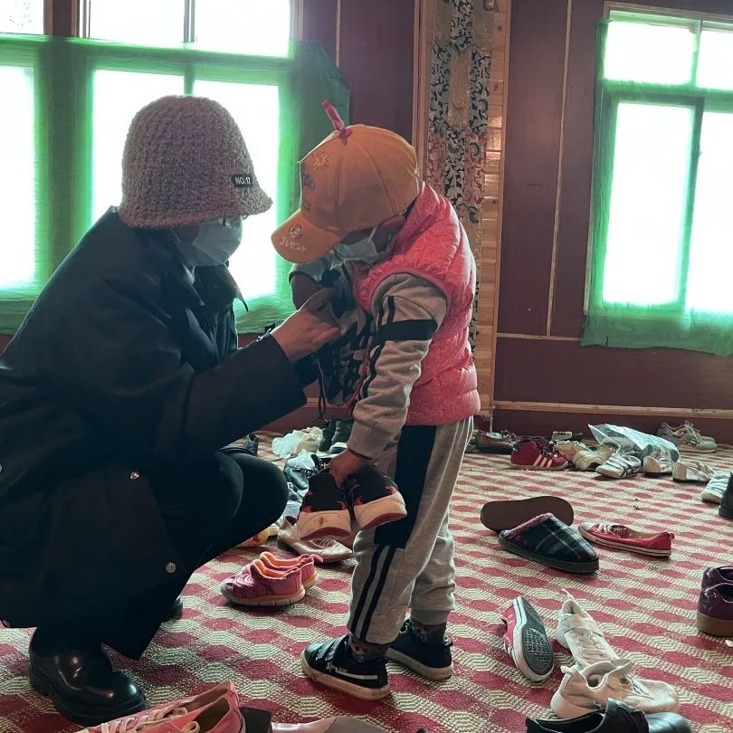 青年党员爱心物资发放_色达县人民法院_色达法院公益捐赠