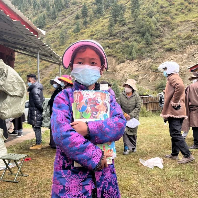 色达法院公益捐赠_青年党员爱心物资发放_色达县人民法院