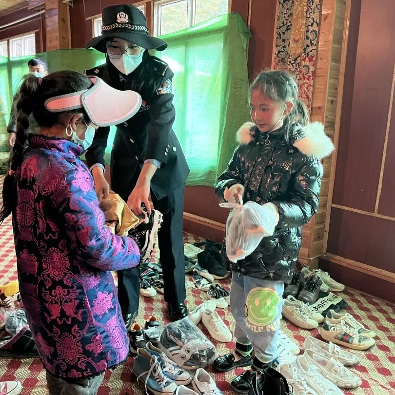 色达法院公益捐赠_青年党员爱心物资发放_色达县人民法院