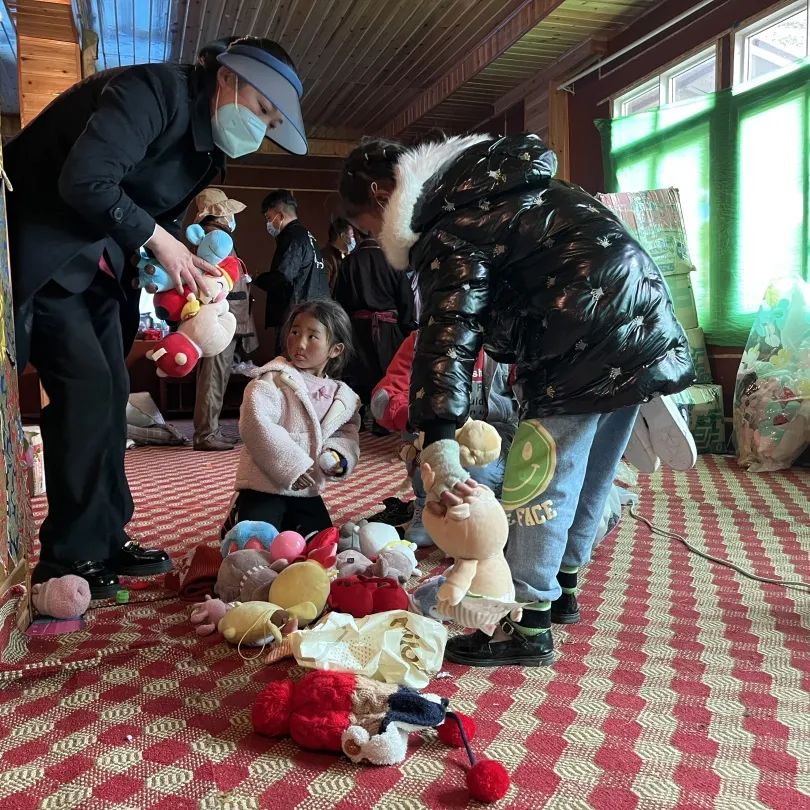 色达县人民法院_色达法院公益捐赠_青年党员爱心物资发放