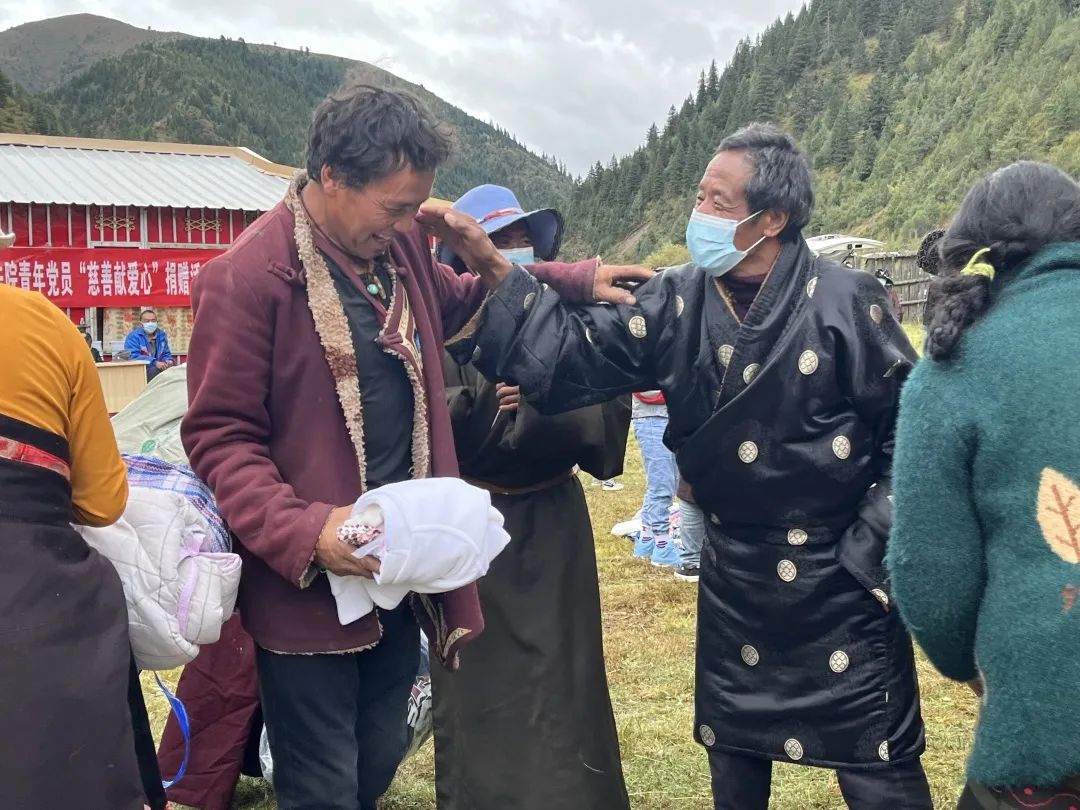 色达县人民法院_青年党员爱心物资发放_色达法院公益捐赠