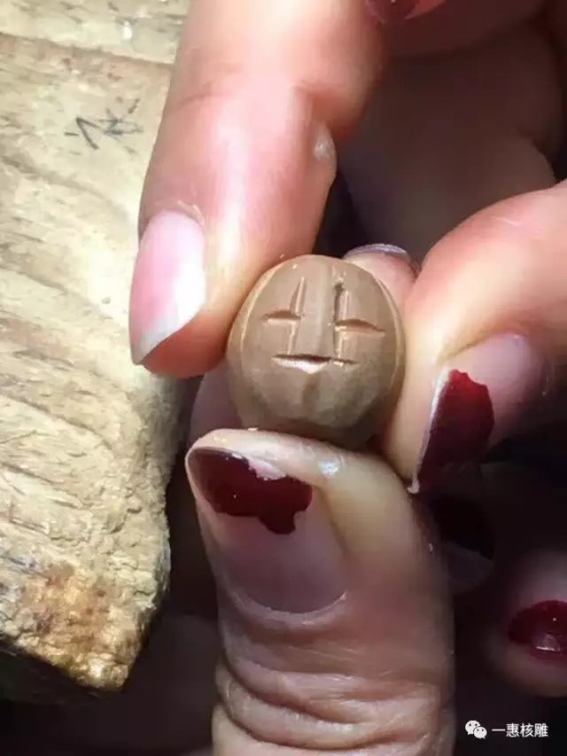 苏州秋人核雕_胡小兰核雕作品_108罗汉雕刻技法_传统手工艺魅力_核雕大师胡小兰_108罗汉_苏工核雕艺术