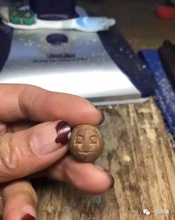 核雕大师胡小兰_108罗汉_苏工核雕艺术_胡小兰核雕作品_108罗汉雕刻技法_传统手工艺魅力_苏州秋人核雕