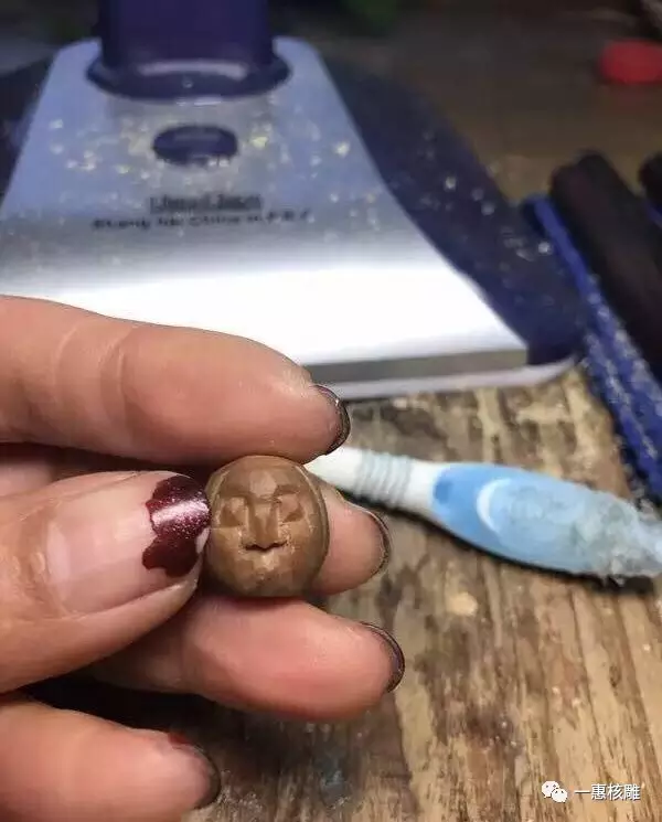 核雕大师胡小兰_108罗汉_苏工核雕艺术_苏州秋人核雕_胡小兰核雕作品_108罗汉雕刻技法_传统手工艺魅力