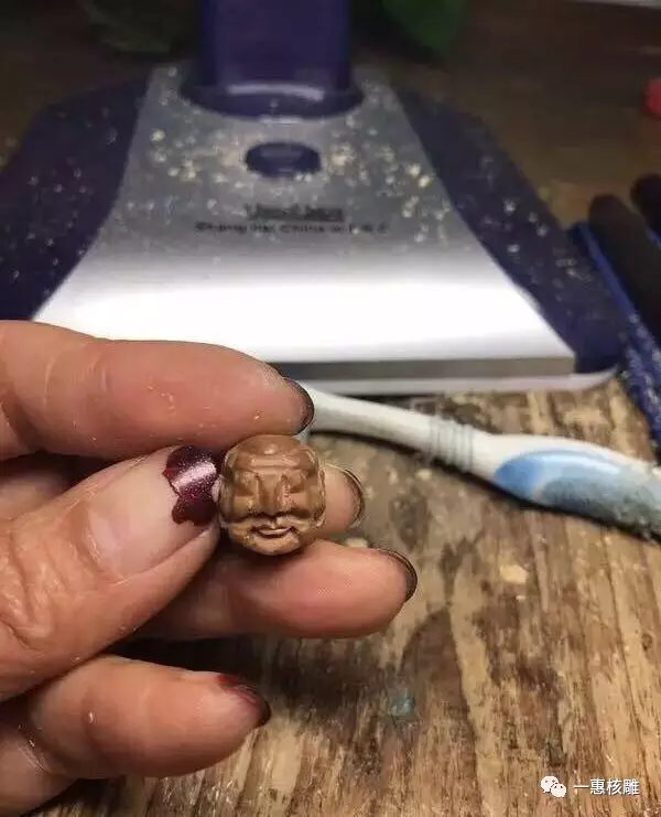 苏州秋人核雕_核雕大师胡小兰_108罗汉_苏工核雕艺术_胡小兰核雕作品_108罗汉雕刻技法_传统手工艺魅力