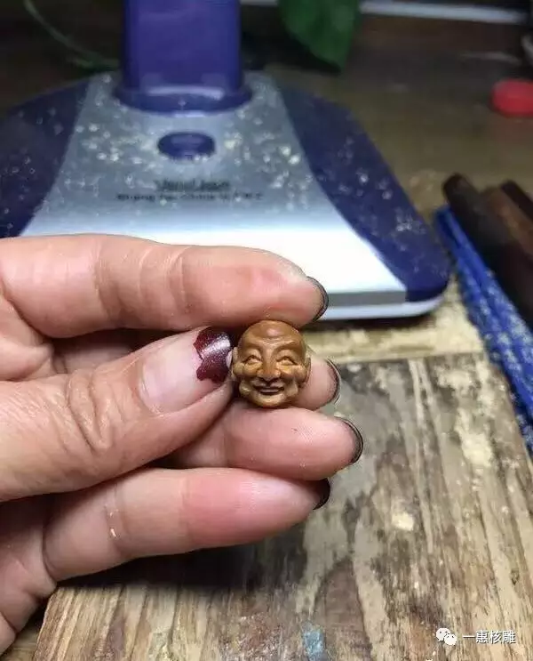 胡小兰核雕作品_108罗汉雕刻技法_传统手工艺魅力_苏州秋人核雕_核雕大师胡小兰_108罗汉_苏工核雕艺术