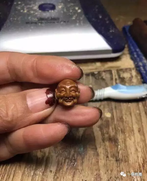 胡小兰核雕作品_108罗汉雕刻技法_传统手工艺魅力_苏州秋人核雕_核雕大师胡小兰_108罗汉_苏工核雕艺术