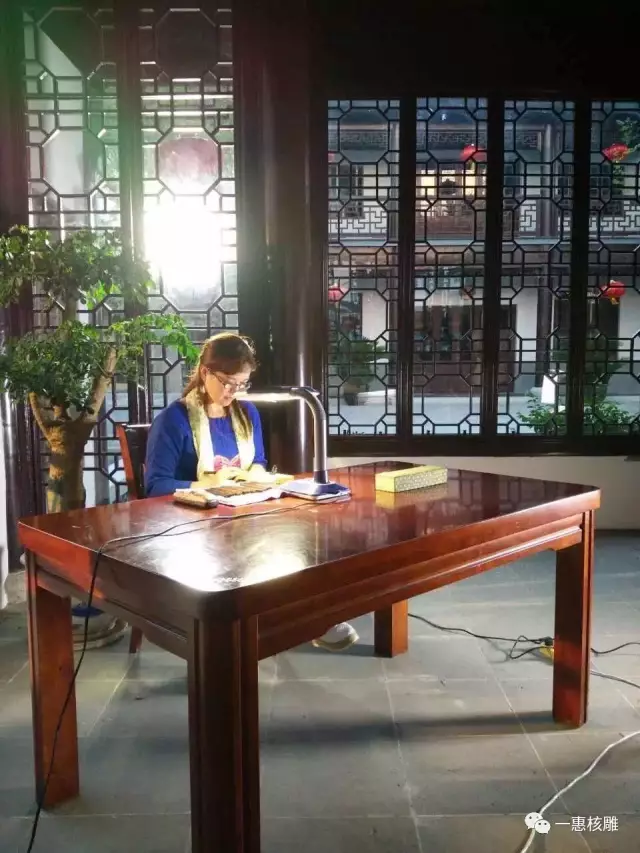 苏州秋人核雕_胡小兰核雕作品_108罗汉雕刻技法_传统手工艺魅力_核雕大师胡小兰_108罗汉_苏工核雕艺术