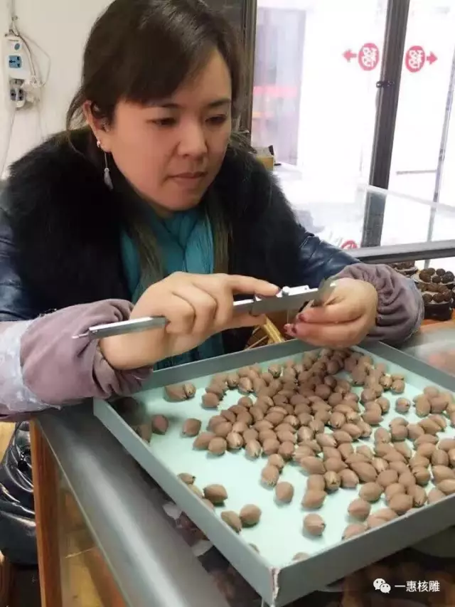 苏州秋人核雕_胡小兰核雕作品_108罗汉雕刻技法_传统手工艺魅力_核雕大师胡小兰_108罗汉_苏工核雕艺术