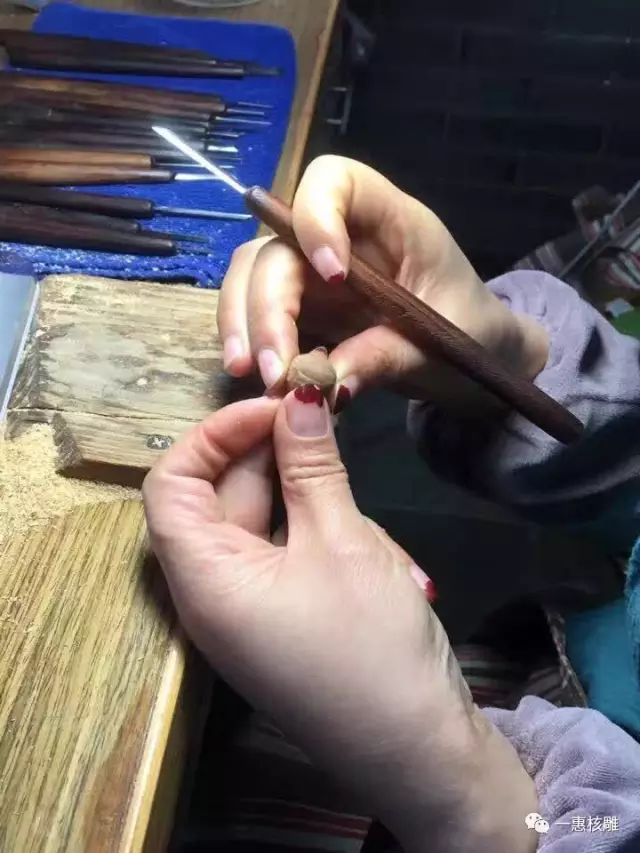 苏州秋人核雕_胡小兰核雕作品_108罗汉雕刻技法_传统手工艺魅力_核雕大师胡小兰_108罗汉_苏工核雕艺术