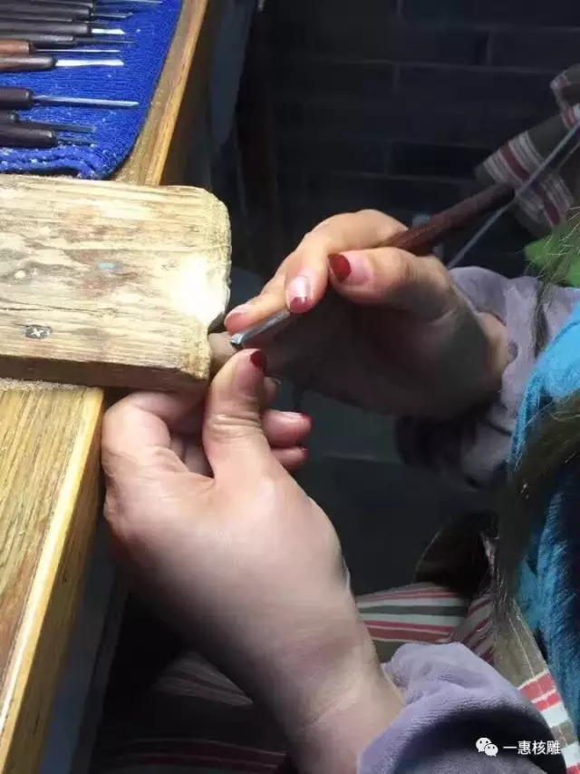 核雕大师胡小兰_108罗汉_苏工核雕艺术_胡小兰核雕作品_108罗汉雕刻技法_传统手工艺魅力_苏州秋人核雕