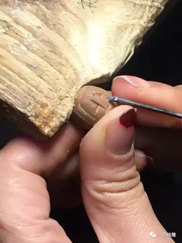 苏州秋人核雕_核雕大师胡小兰_108罗汉_苏工核雕艺术_胡小兰核雕作品_108罗汉雕刻技法_传统手工艺魅力