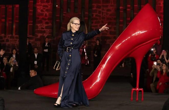 穿普拉达的女王2 安妮海瑟薇 梅丽尔斯特里普_穿普拉达的女王2 上海首映 本土品牌合作_穿普拉达的 免费观看