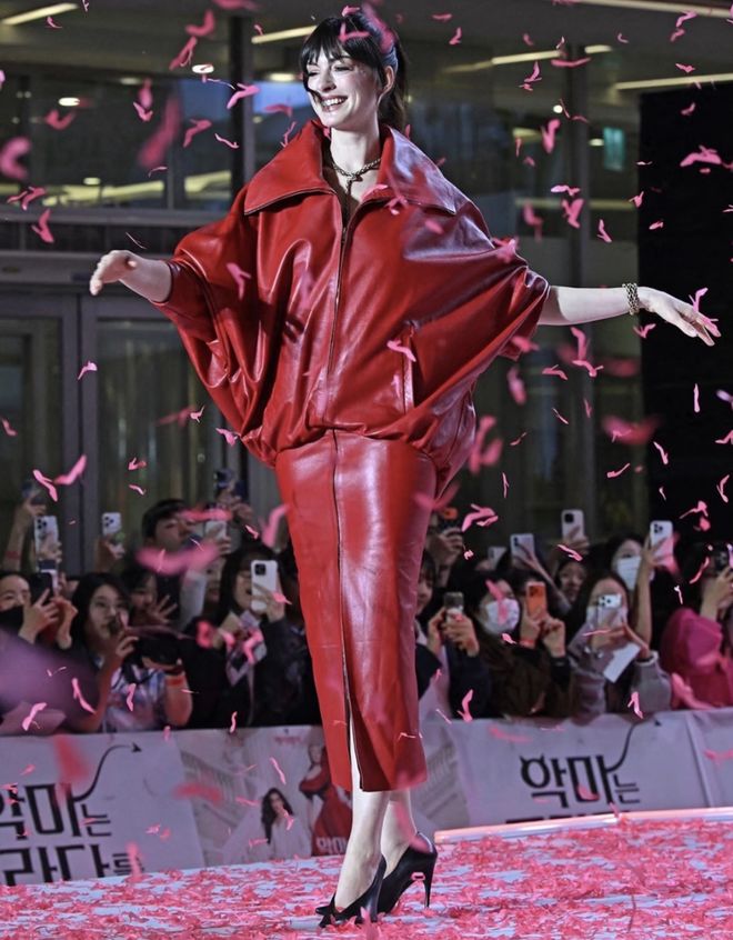 穿普拉达的女王2 安妮海瑟薇 梅丽尔斯特里普_穿普拉达的 免费观看_穿普拉达的女王2 上海首映 本土品牌合作