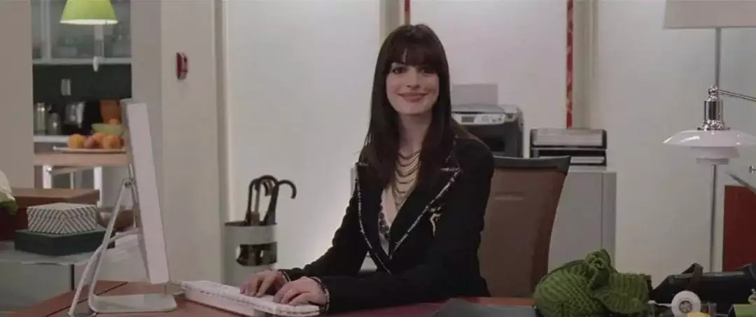 穿普拉达的 免费观看_穿普拉达的恶魔2 职场女性成长 电影分析 时尚权力结构