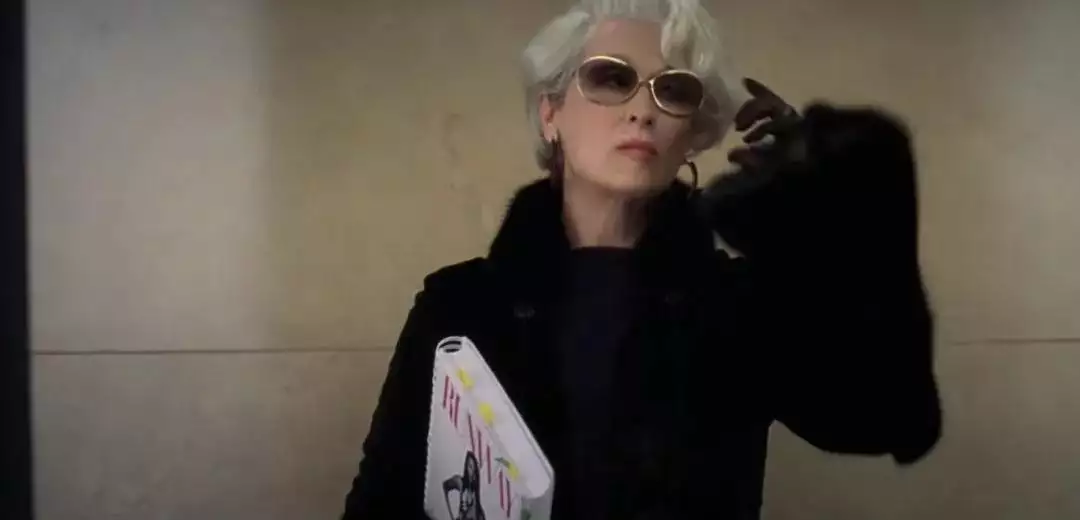 穿普拉达的恶魔2 职场女性成长 电影分析 时尚权力结构_穿普拉达的 免费观看