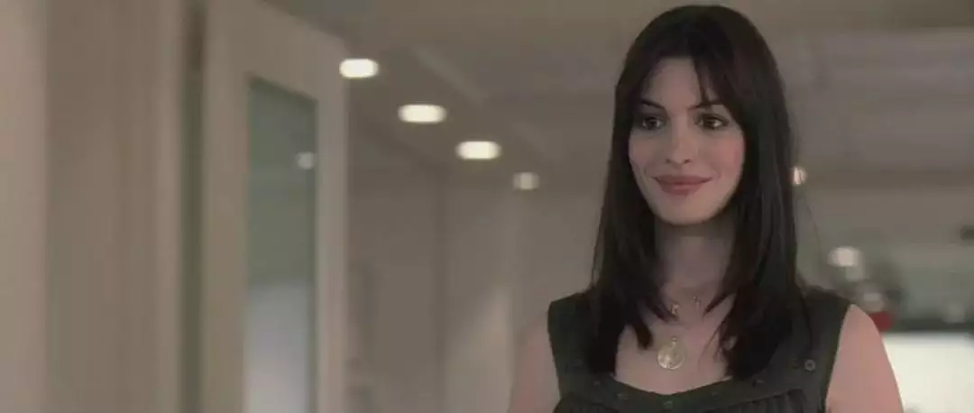 穿普拉达的恶魔2 职场女性成长 电影分析 时尚权力结构_穿普拉达的 免费观看