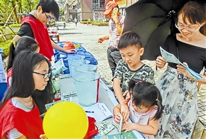 深圳垃圾分类志愿者活动_深圳义工联环保生态组_莲花山公园垃圾不落地宣传