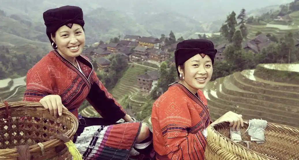 畲族服饰特色与非遗文化_畲族的文化_畲族起源与凤凰装