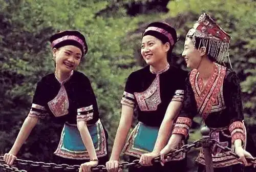 畲族服饰特色与非遗文化_畲族的文化_畲族起源与凤凰装