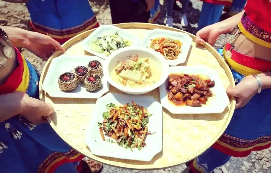 畲族的文化_畲族服饰特色与非遗文化_畲族起源与凤凰装