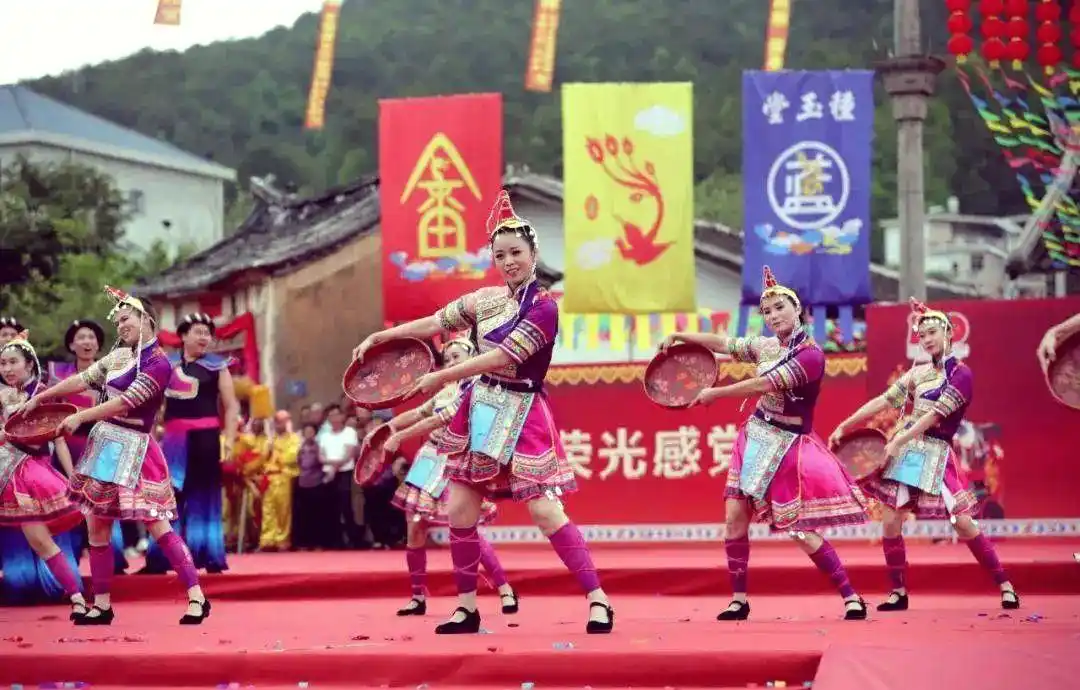 畲族的文化_畲族服饰特色与非遗文化_畲族起源与凤凰装