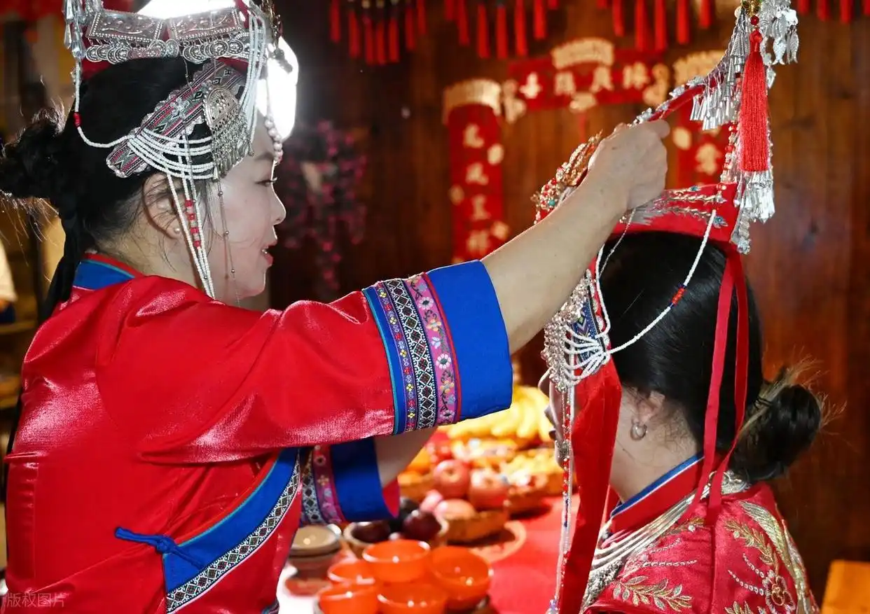 畲族的文化_畲族起源之谜_畲族凤凰装文化