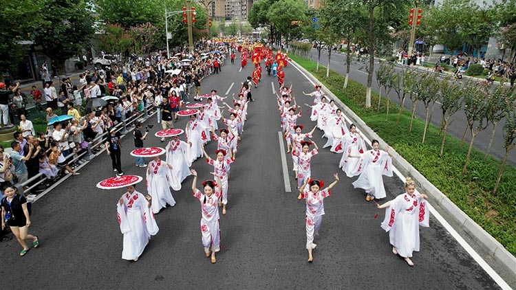 利州非物质文化遗产“云峰剪纸”走上街头巡游。利州区委宣传部供图