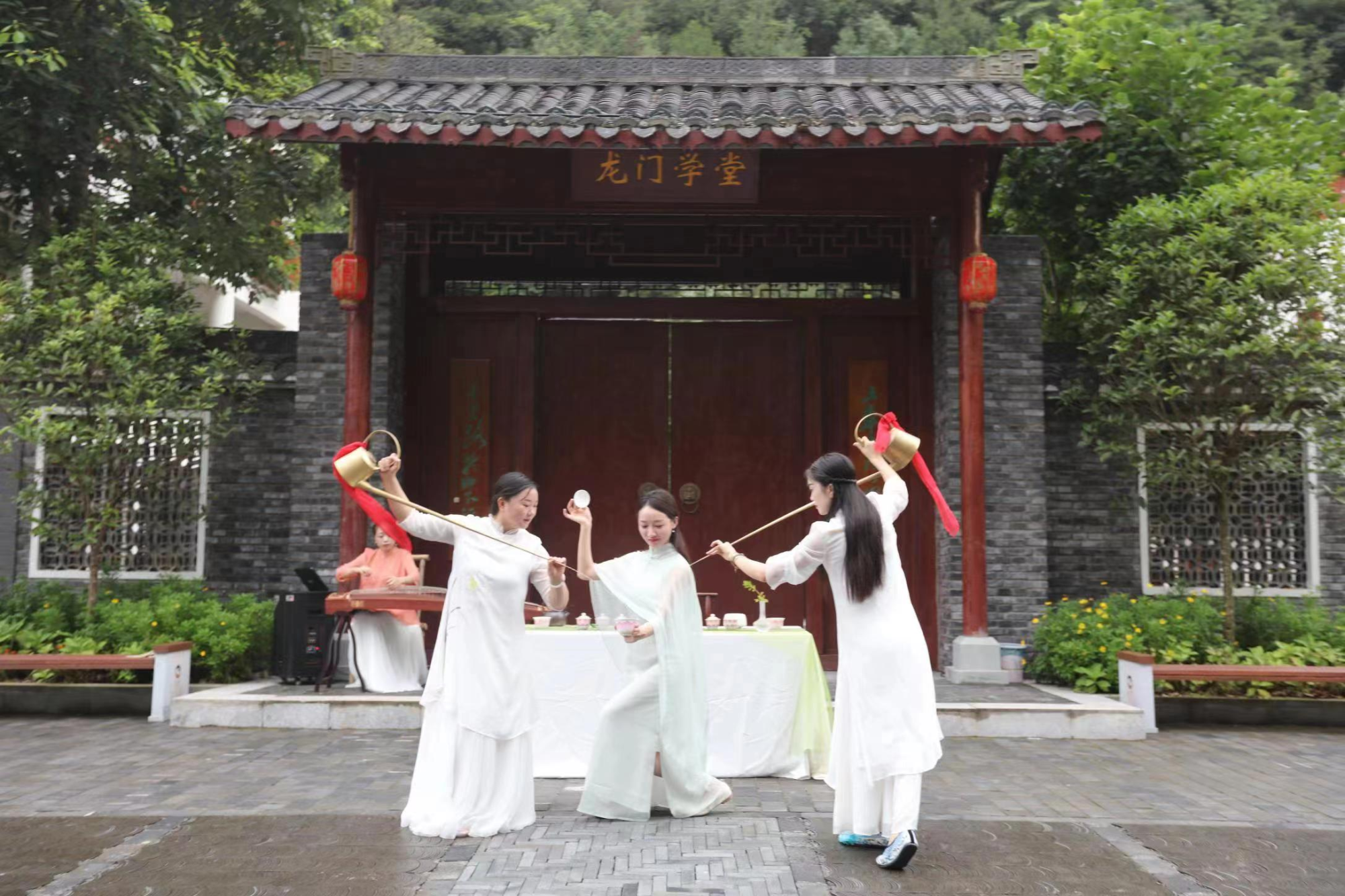 茶旅融合助推乡村振兴_广元利州区万源文化旅游产业园_万源富硒茶园旅游