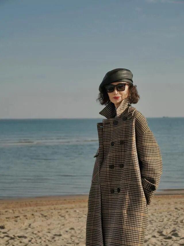 冬季红色大衣搭配图片_焦糖皮风衣配羊绒衫_三木妈妈穿搭风格