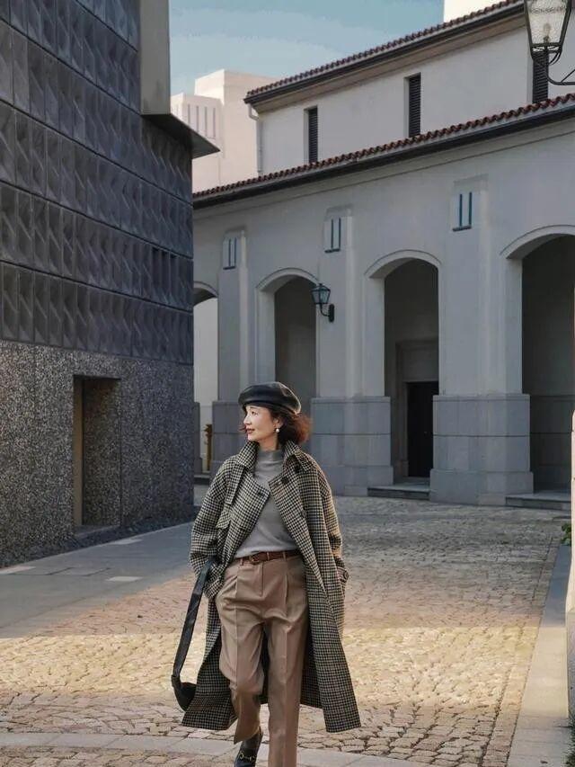 焦糖皮风衣配羊绒衫_三木妈妈穿搭风格_冬季红色大衣搭配图片