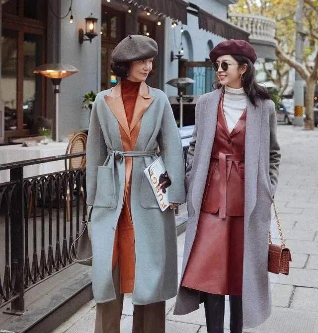 焦糖皮风衣配羊绒衫_三木妈妈穿搭风格_冬季红色大衣搭配图片