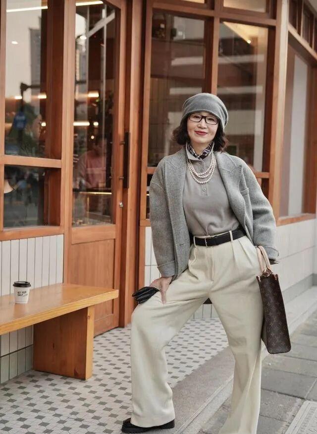 高级感穿搭_冬季红色大衣搭配图片_灰与焦糖搭配