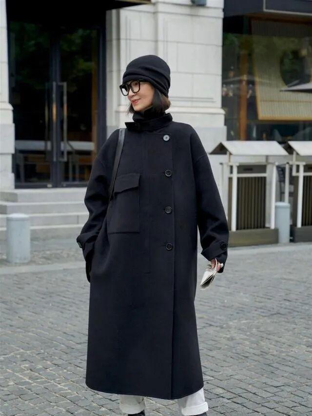 高级感穿搭_冬季红色大衣搭配图片_灰与焦糖搭配