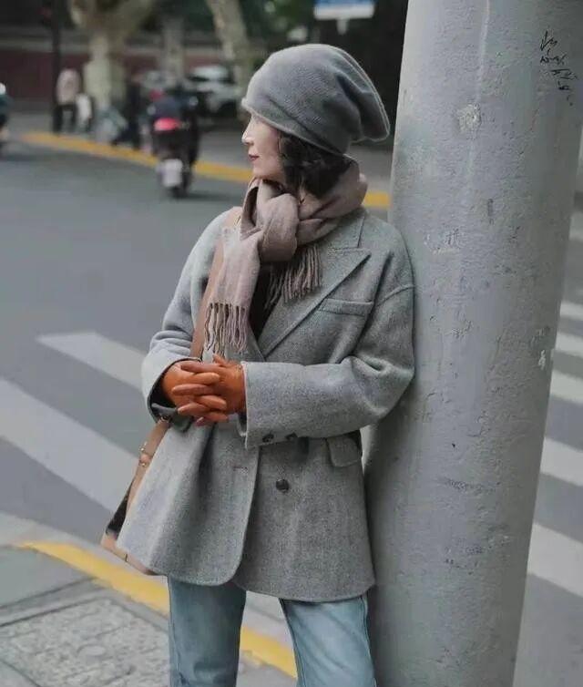 冬季红色大衣搭配图片_高级感穿搭_灰与焦糖搭配