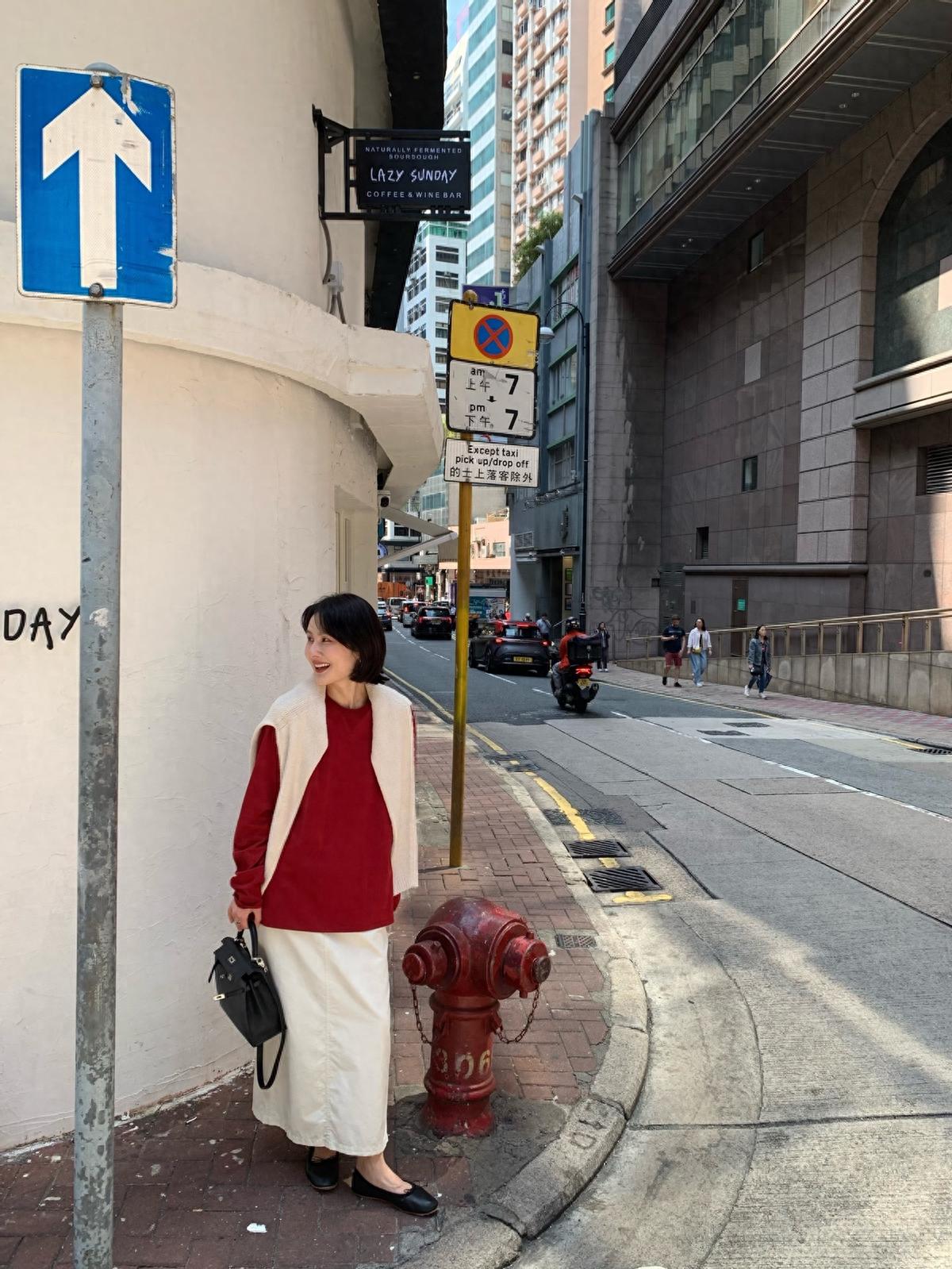 春天穿红色_冬季红色大衣搭配图片_红色针织衫搭配